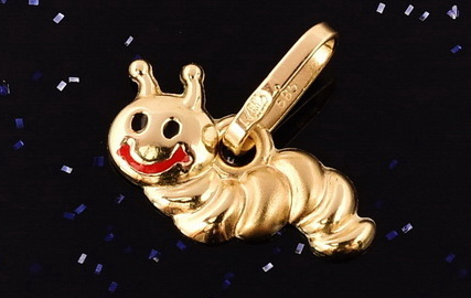 ZZlatý přívěsek housenka má díky smaltování široký úsměv