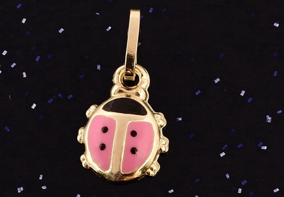 Zlatý přívěsek s beruškou září barvami díky smaltovanému povrchu