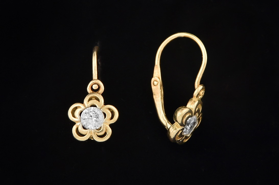 Dětské náušnice kytičky se zirkony jsou krásným šperkem pro malé slečny